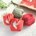 鳥と星の刺繍お手玉セット 𓅪𓅫..４色リバーシブル..USAコットン..おそろい巾着袋（別売）