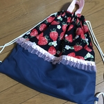 大きめ　いちご柄　手持ち巾着袋　ナップサック　体操着袋　女の子