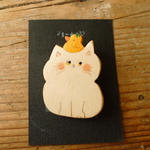 木製ブローチ（鏡餅猫）