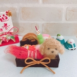 羊毛フェルト　お節に入っちゃったトイプードルちゃん