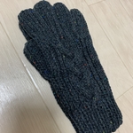 【オーダー品】男性用5本指手袋 手編み ダークグレー アラン模様