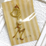 [リピーター様専用] ゴールドとコットンパールの上品イニシャルチャーム