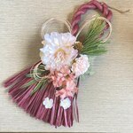 【お正月】ピオニーとデルフィニウムのタッセル型しめ縄リース　ra／受注制作