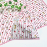 再】超便利な給食セット ストロベリースイーツちゃん柄 40×60 ランチョンマット＆巾着袋 女の子 ストライプ ピンク カップケーキ ボタンループ付き ランドセルフック 長くぶらぶらさがらない しない