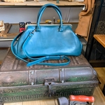 栃木レザーがまぐち　トラペーズbag 27 ブルーグリーン