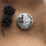 刺繍》木ノ実と白い花のブーケ（180918）   ブローチ/ヘアゴム