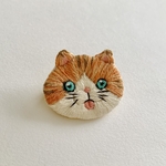 舌しまい忘れネコちゃんの手刺繍ブローチ【茶トラハチワレ】