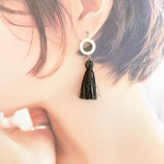 シェルフープと黒のシルクタッセルピアス・イヤリング（アレルギー対応）