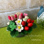 🍓粘土の花・プリティminiチューリップ&苺フラワーミックス/選べるメッセージ付.・グレー花器・麻布付G②レッド／コーラルピンク