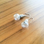 綿毛のガラス玉ピアス