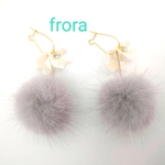 ファー（グレー）×花びらフックピアス