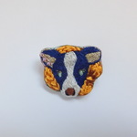 刺繍ブローチ　マフラーぐるぐるのウシさん　青