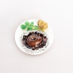ミニチュアフード　アルミ包み焼きハンバーグ　白皿　ミニチュア