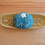 トリさんの刺繍ブローチ　青に白いお花