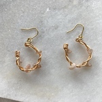 ピンクオパールの三つ編みフープピアス（イヤリングへ変更可）