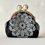 (再販)紅を秘めたラメドイリープリントのがま口ミニポーチ