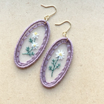 オーガンジー刺繍　カモミール（パープル枠）のピアス/イヤリング