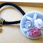 キュート☆お花の刺繍ボタン☆へアゴム