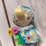 お花を持ったお人形さん