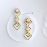 ホワイトオパールスワロのスクエアピアス