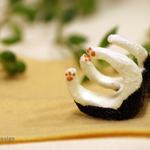 猫抱っこ指輪　連れてけニャ～　【ハチワレ】