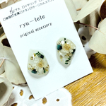 ✨新作レジン✨ボタニカル鉱石型レジンピアス＊レジンイヤリング＊    　普段使い　揺れる　クリア　レジン　パーティー　結婚式　レジンピアス　レジンイヤリング　冬