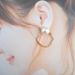 Poko Pokoパール×ツイスゴールドトリングの上品イヤリング/ピアス♡（秋・上品・大人可愛い・2Way・ ホワイト・リング・大ぶり・揺れる ゆらゆら）