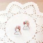 ライトローズ♪花とトライアングルのピアス
