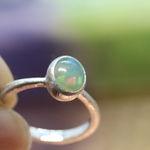 一点物。遊色ふんわり　天然オパール 0.67ct ふくりん留めリング　アンティークテクスチャ　シルバー925　