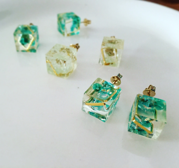 受注生産 Shineeカラーのスクエアキューブピアス ハンドメイドマーケット Minne