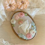 【M様専用】天使と薔薇のブローチ⁂木枠⁂ペールグレー⁂大き目⁂