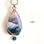 雪と星降る夜空があふれる☆･*:.しずくのキーホルダー／バッグチャーム《オーキッドピンク》＊手描き＊