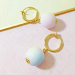 ふんわり虹色マシュマロの耳飾り（フープイヤリング）