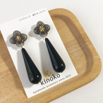 チタンピアス♡透明感あふれるお花とロングドロップ　黒