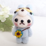 ウサギの着ぐるみクマちゃんのストラップ　ヒマワリ　羊毛フェルト　とんぼ玉