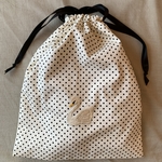 Lサイズ・白鳥刺繍×黒水玉巾着