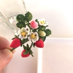 レース編み♡いちごのブローチ　極細レース糸　イチゴ　冬　繊細　可愛い　