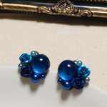 青い薔薇とカボションのピアス