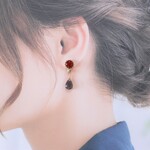＊石の魅力をまとう＊こっくり深い赤の赤メノウとグレーオニキスのスタッドピアス＊チタンポスト＊イヤリングに変更可能