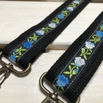 30mm幅・斜め掛けストラップ☆黒ベルト＋黒×青グラデーション薔薇刺繍チロリアンテープ