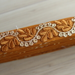 インド刺繍リボンᢂ インド刺繍/インドリボン/刺繍リボン/刺繍/リボン/シルクリボン/シルク/トリム/ブレード/ジャガード/ジャガードリボン/チロリアンテープ/レース/チュール/インド/チュールレース
