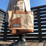 レザーとアーミーダックのファスナー付きトートバッグ グレーベージュ ワールド