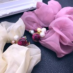 赤い薔薇のシュシュ　ホワイト