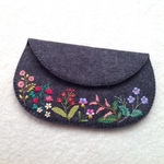 フェルトと刺繍のカラフルフラワーの小物入れ 大きめ 