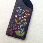フェルトと刺繍の野の花のメガネケース  