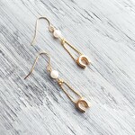 揺れるホースシュー（ゴールドカラー）のピアス