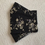 1枚　500円　秋冬　フランネル　黒地にベージュの花　西村大臣　折り上げ立体マスク