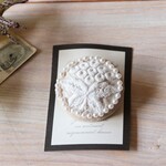 貴重フランスアンティーク手刺繍レースブローチ　北欧チックのお花