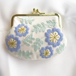 み空色のお花の刺繍がま口（生成り）