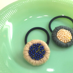 ウール刺繍　まるいヘアゴム（オフホワイト・カーキ）
